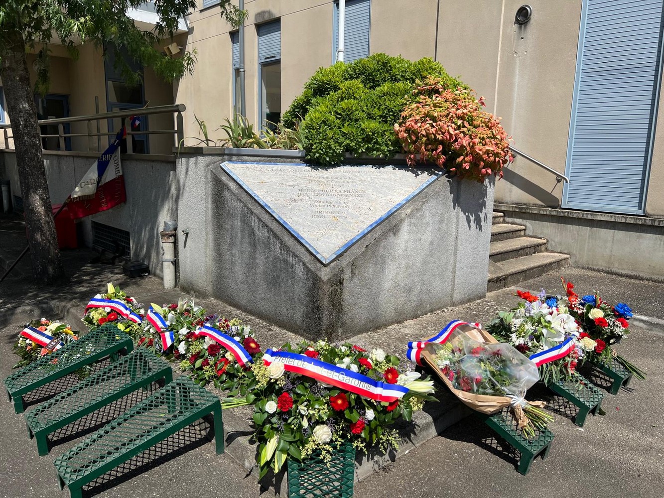 Photo 2 - Cérémonie en l'honneur des policiers morts en service