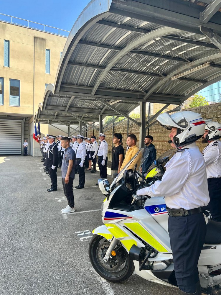 Photo 3 - Cérémonie en l'honneur des policiers morts en service