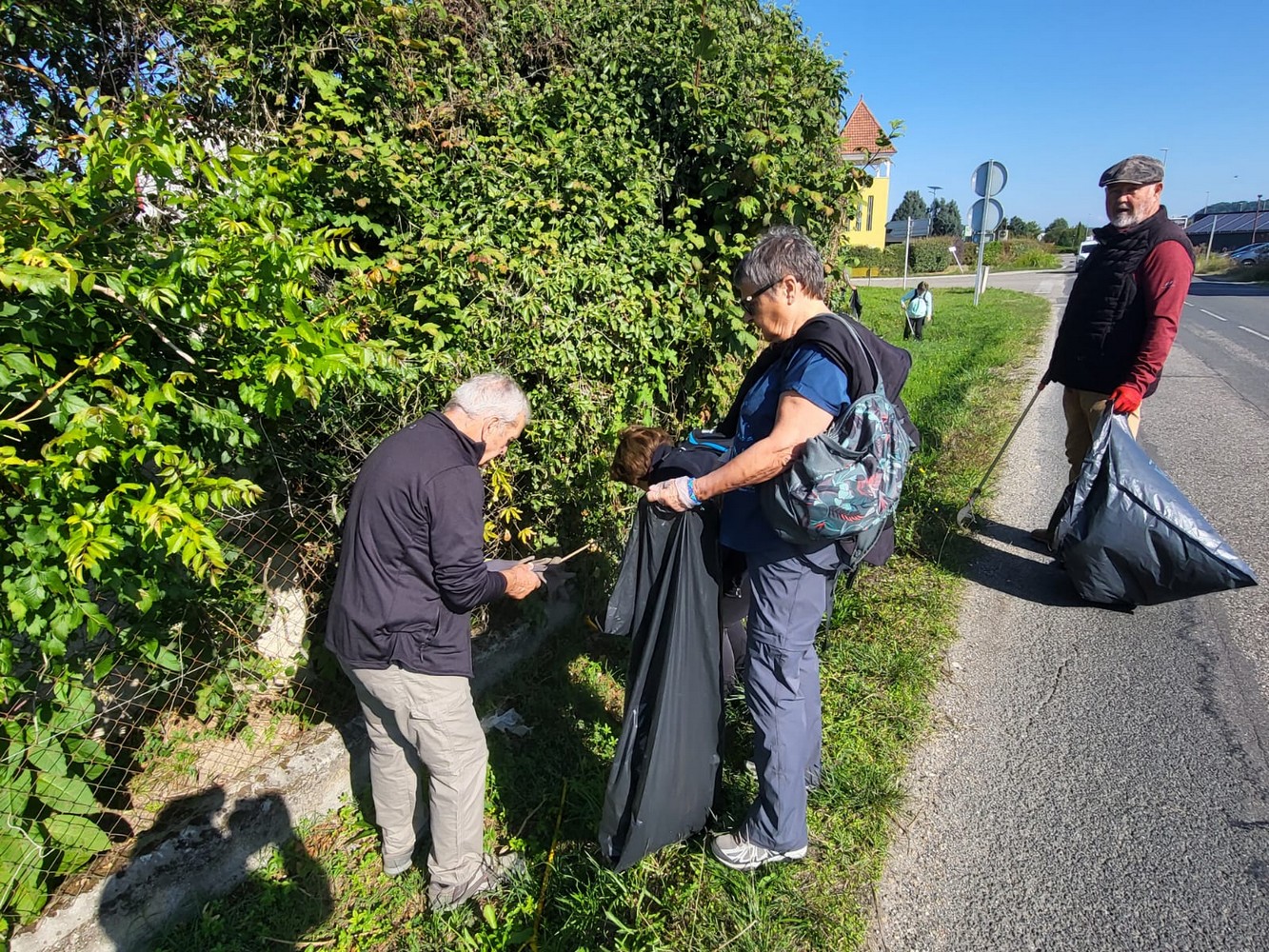 Nettoyage des bords du canal par l'association des retraités du Crédit Agricole